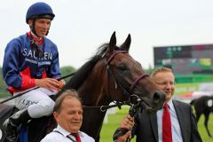 Diplomat mit Jockey Adrie de Vries und Besitzer Eckhard Sauren (rechts) nach dem Hamburger Sieg am 05.07.2015. Foto: Dr. Jens Fuchs 