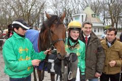 Dortmund, Trainer Peter Schiergen, Besitzer Rolf Harzheim und Dennis Schiergen (von rechts) nach dessen 50. Sieg mit Salut. www.galoppfoto.de