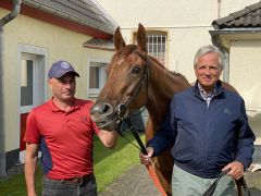 Besitzer Dr. Christoph Berglar, Amazing Grace und Radek Hennig (v.r.) vom Team von Waldemar Hickst. Foto- Dequia