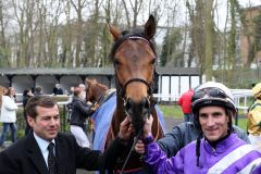 Drummer mit Andrasch Starke für den Stall Nizza und Trainer Peter Schiergen. Foto: Dr. Jens Fuchs