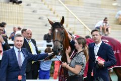 Trainer Roger Varian (re.) und Racing Manager Philipp Robinson (li.) mit Teona. www.galoppfoto.de - JJ Clark