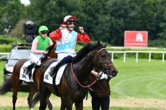 Dritte mit Imi: Sibylle Vogt landet als erste Frau beim Derby auf dem Treppchen, auch wenn die Sperre wegen eines Peitscheneinsatzes zuviel die Freude etwas trübt. ©galoppfoto - Jimmy Clark