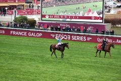 Das Siegerteam Enable und Frankie Dettori noch fast alleine auf dem Geläuf ... Foto: John James Clark