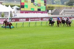 Eine deutliche Angelegenheit: Cirrus Des Aigles mit Olivier Peslier im Qatar Prix Dollar ... the rest nowhere. www.galoppfoto.de - Frank Sorge