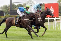 Der 4. Sieg in Folge: El Donno (rechts) mit Olga Laznovska gewinnt bei der Großen Woche in Baden-Baden 2018. www.galoppfoto.de - Sarah Bauer