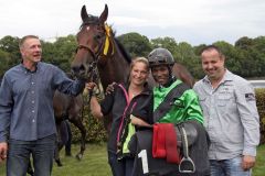 Emerald Fury mit Eduardo Pedroza, Thomas Kragen (links) und Trainer Frank LIppitsch nach dem Sieg am 23.08.2014 in Leipzig. www.galoppfoto.de - Frank Sorge