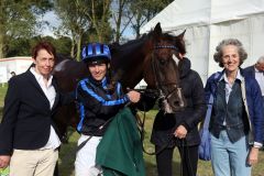 Empire Hurricane mit Jozef Bojko, Besitzerin Manuela Sohl (rechts) und Assistenztrainerin Christa Germann nach dem Sieg im Großen Lübzer Pils Ostseepreis. www.galoppfoto.de - Frank Sorge