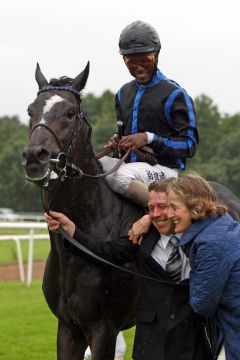 Empire Storm, Jockey Eduardo Pedroza und eine überglückliche Manuela Sohl nach dem Großen Preis der VGH Versicherungen. www.neuebult.com - Frank Sorge