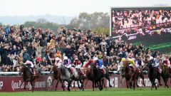 Der 97. Prix de l'Arc de Triomphe geht in die entscheidende Phase, noch führt Enable innen mit Frankie Dettori deutlich. Foto: Dr. Jens Fuchs