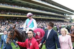 Enable mit Frankie Dettori nach dem erneuten Arc-Triumph mit Trainer John Gosden und Ehefrau Rachael. www.galoppfoto.de - Frank Sorge