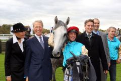 Erlkönig mit Jockey Andreas Helfenbein, Evelyn Krause und Dr. Günter Paul, Trainer Markus Klug und Gestütsleiter Frank Dorff nach dem Sieg. www.galoppfoto.de - Frank Sorge