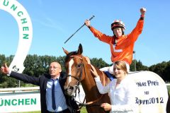 Erster Gr. I-Erfolg für Trainer Miltcho Mintchev - Temida mit Filip Minarik nach dem Sieg im Grossen Preis von Bayern. www.galoppfoto.de - Frank Sorge