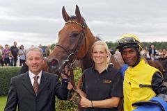 Fährhofer Farben auf dem Siegerfoto: Dorado mit Eduardo Pedroza und Trainer Simon Stokes. www.galoppfoto.de - Frank Sorge