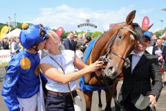 Der Derbysieger Fantastic Moon mit seinem Jockey Rene Piechulek und seiner Trainer Sarah Steinberg, die auch privat ein Paar sind. ©galoppfoto - Frank Sorge