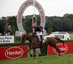 Feodora und Jockey Mirco Demuro beim Zieleinlauf des Hauptrennens um den Henkel-Preis der Diana. Foto www.henkel.com