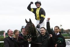 Fortsetzung einer Erfolgsgeschichte auch im neuen Stall von Trainer Sascha Smrczek (links) - Vif Monsieur mit Koen Clijmans und Besitzern auf dem Geläuf. www.galoppfoto.de - Sarah Bauer