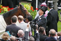 Frankel mit seinem Trainer Sir Henry Cecil nach dem Erfolg in den Queen Anne Stakes. www.galoppfoto.de - Frank Sorge