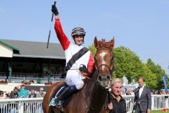 Frauenpower auf im 2. Super-Handicap beim Meetingsauftakt 2023 in Bad Harzburg - Viviane mit Melina Ehm nach dem Sieg. ©galoppfoto - Peter Heinzmann