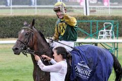 Freut sich über den größten Sieg seiner Karriere - Jockey Ian Ferguson und Iquitos nach dem Sieg im Großen Preis von Baden. www.galoppfoto.de - Frank Sorge