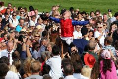 Genießen das Bad in der Menge - Ivanhowe mit Filip Minarik nach dem Sieg im Longines - Großer Preis von Baden. www.galoppfoto.de - Frank Sorge