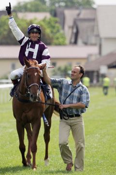 Gestüt Höny-Hofs Donnerschlag mit Andreas Helfenbein nach dem Sieg im Benazet-Rennen. www.galoppfoto.de - Sarah Bauer