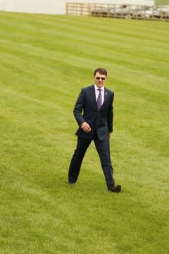 Aidan O'Brien bei der Inspektion des Geläufs. Foto: Cvd Recke