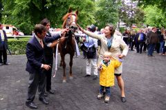 Girolamo mit Besitzerin Bina von Schubert vom Gestüt Ebbesloh mit Enkelsohn Richard und Trainer Peter Schiergen. www.galoppfoto.de - Sandra Scherning