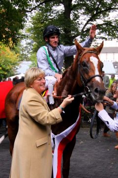 Girolamo mit Ebbeslohs Gestütsleiterin Suzanne Roberts nach dem Sieg im 50. Preis von Europa. www.galoppfoto.de - Sandra Scherning