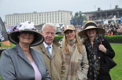 Gisela und Hannes K. Gutschow mit ihren Töchtern Jana und Celestine beim Hamburger Derby 2011. Foto: John James Clark