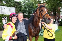 Gracia Directa mit Daniele Porcu und Trainer Dominik Moser nach dem Listentreffer in Hoppegarten. www.galoppfoto.de - Frank Sorge