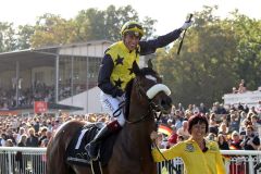 Grocer Jack mit Alexander Pietsch und Maren Hennig nach dem Sieg im 31. Preis der Deutschen Einheit in Hoppegarten. ©galoppfoto - Sabine Brose