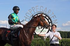 Große Rennen, große Posen: Simba und Eduardo Pedroza posieren nach dem BBAG-Auktionsrennen in Hoppegarten. www.galoppfoto.de - Frank Sorge