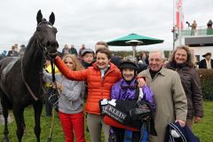 Großer Erfolg für kleine Quartiere - Scoville mit Eugen Frank, Trainer Heinz Hesse und den Besitzern nach dem Sieg. www.galoppfoto.de - Frank Sorge