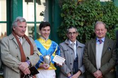 Erfolgsteam im Großen Preis von Bayern (v.l.n.r.): Besitzer Georg Baron von Ullmann, Jockey Miki Cadeddu, Trainer Jean-Pierre Carvalho, General Manger Gebhard Apelt. Foto: Dr. Jens Fuchs