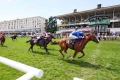 Die Anreise aus Frankreich hat sich gelohnt: Half Light gewinnt mit Soufiane Saadi den Sparkasse Holstein-Cup. www.galoppfoto.de - Frank Sorge