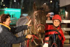 Happy: Larissa Bieß nach dem Erfolg mit Serko im 2. Lauf der Perlenkette. Foto: Dr. Jens Fuchs