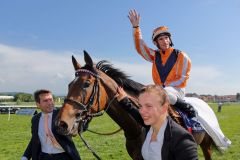 Freude über den gelungenen Saisonauftakt bei Trainer Peter Schiegen, Jockey Andrasch Starke und Betreuerin Cynthia Atasoy. www.galoppfoto.de 