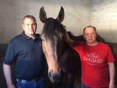 Walderbe mit seinem Manager Marc Hasselbach und seinem Betreuer Max Ermashev. Foto: Dequia