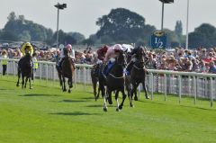 In den Darley Yorkshire Oaks siegt The Fugue mit William Buick. www.galoppfoto.de - J.J. Clark