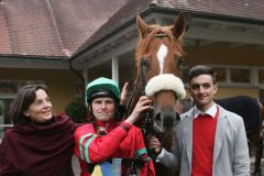 Die stolze Züchterin und Trainerfrau Susanne Wöhler mit "ihrem" Schützling Incantator nach dem Badener Gruppetreffer und Jockey Jozef Bojko. www.galoppfoto.de