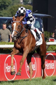 Innen wird gewonnen: Toskana Belle mit Kerrin McEvoy gewinnt zum Kurs von 17,2:1 Start-Ziel den 164. Henkel-Preis der Diana. ©galoppfoto - Stephanie Gruttmann_220807SG887DUESSELDORF