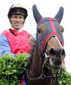 Iota mit Terence Hellier nach dem Sieg im pferdewetten.de - Deutsches Stuten Derby - 147. Preis der Diana. www.galoppfoto.de