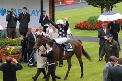 Das Siegerteam: Izzi Top mit William Buick. Foto: John James Clark