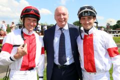 Jetzt auf dem Chefsessel: Manfred Ostermann - hier beim Hamburger Derbymeeting mit den Jockeys Adrie de Vries und Rene Piechulek - ist neuer Präsident des Dortmunder Rennvereins. ©galoppfoto - Frank Sorge