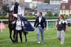 Jin Jin mit Maxim Pecheur, Trainer Bohumil Nedorostek und Besitzerin Sabine Goldberg nach dem Sieg im Coolmore Stud Baden-Baden Cup. ©galoppfoto