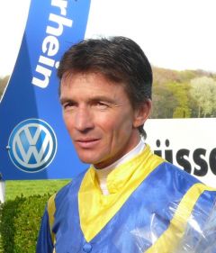 Jockey Adrie de Vries in Düsseldorf am 10.04.2011. Foto Gabriele Suhr