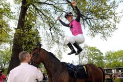 Filmreif:  Der "Demuro-Jump" nach dem Listentreffer mit Feuerblitz ... www.galoppfoto.de - Frank Sorge