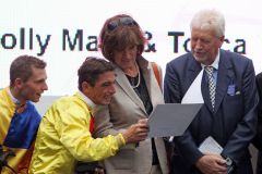 Die zwei siegreichen Jockeys, Stephen Hellyn für Ilka Gansere-Leveque und Jean Bernard Eyquem für das Gestüt Auenquelle,  schauen sich mit Helga und Peter Endres das Zielfoto an. www.galoppfoto.de - Frank Sorge