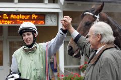 Jockey Marian Falk Weissmeier gewinnt die Fegentri-Weltmeisterschaft 2009 iin Baden-Baden nach einem 2. Platz mit Stall Steintors Alanco, Otto-Werner Seiler gratuliert. ©galoppfoto 