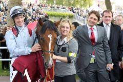 Jockey Richard Hughes und Olympic Glory lassen sich mit den Besitzern für den Sieg im Prix Jean-Luc Lagadere feiern. www.galoppfoto.de - Frank Sorge